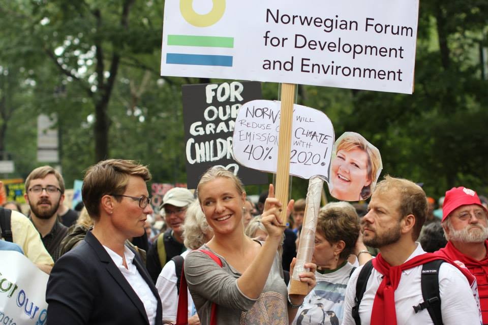 Klimamarsj i New York 21. september 2014 - ForUMs Kristina Fröberg med klima- og miljøminister Tine Sundtoft (H) og Heikki Holmås (SV) fra Stortingets klima- og miljøkomite. 
