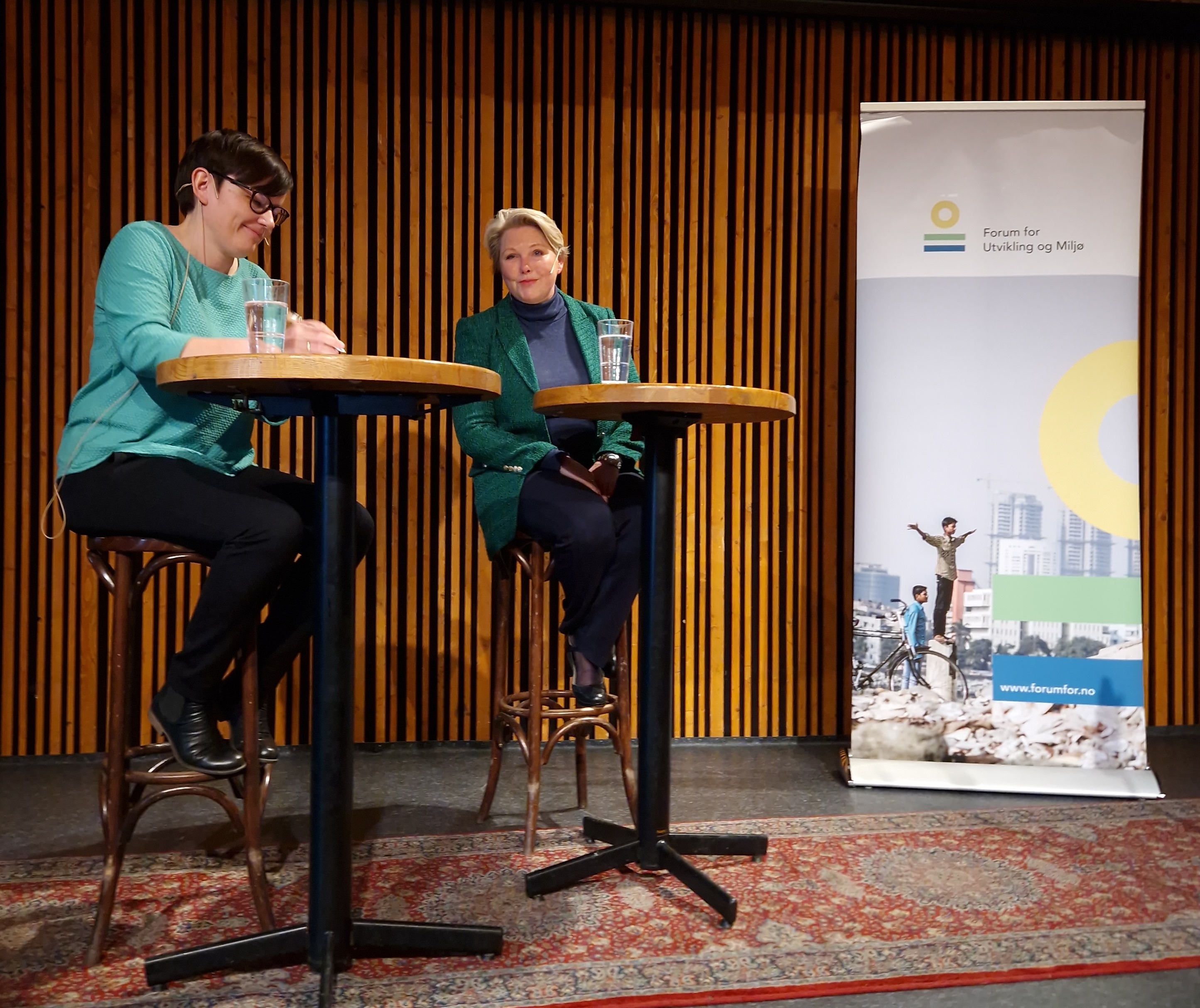 Kathrine Sund-Henriksen, daglig leder i ForUM i samtale med utviklingsminister Anne Beathe Tvinnereim (Sp)